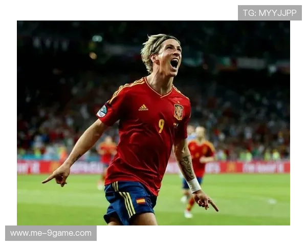 《小新玩游戏惊见自己成为足球球星，挑战极限赛场勇敢拼搏》