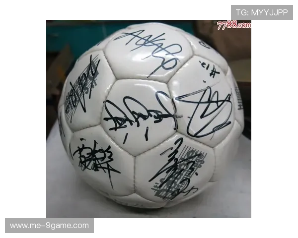 球星亲笔签名足球收藏品价值解析与投资潜力分析